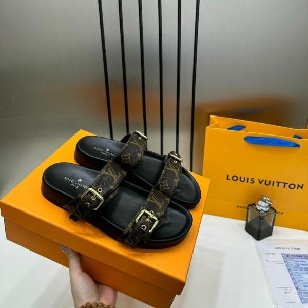 Louiis Vuittton Bom Dia Flat Comfort Mule in Monogram canvas.